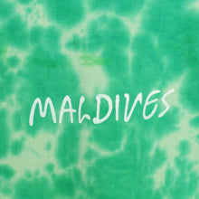 Laden Sie das Bild in den Galerie-Viewer, Vintage Batik T-Shirt Gr. S grün mit Print und Backprint Maledives und Fisch