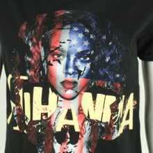 Laden Sie das Bild in den Galerie-Viewer, Vintage HARD ROCK CAFE T-Shirt Gr. M schwarz mit Print Rihanna