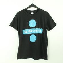 Laden Sie das Bild in den Galerie-Viewer, Vintage ED SHEERAN T-Shirt / Bandshirt Gr. M schwarz mit Print und Backprint DIVIDE TOUR (*)
