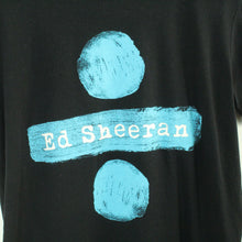 Laden Sie das Bild in den Galerie-Viewer, Vintage ED SHEERAN T-Shirt / Bandshirt Gr. M schwarz mit Print und Backprint DIVIDE TOUR (*)