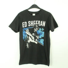 Laden Sie das Bild in den Galerie-Viewer, Vintage ED SHEERAN T-Shirt / Bandshirt Gr. S schwarz mit Print und Backprint DIVIDE TOUR (*)