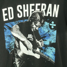 Laden Sie das Bild in den Galerie-Viewer, Vintage ED SHEERAN T-Shirt / Bandshirt Gr. S schwarz mit Print und Backprint DIVIDE TOUR (*)