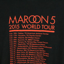 Laden Sie das Bild in den Galerie-Viewer, Vintage MAROON 5 T-Shirt Gr. L schwarz mit Print und Backprint: World Tour 2015