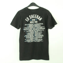 Laden Sie das Bild in den Galerie-Viewer, Vintage ED SHEERAN T-Shirt / Bandshirt Gr. S schwarz mit Print und Backprint DIVIDE TOUR (*)