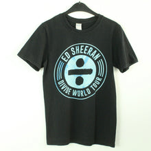 Laden Sie das Bild in den Galerie-Viewer, Vintage ED SHEERAN T-Shirt / Bandshirt Gr. S schwarz mit Print und Backprint DIVIDE TOUR (*)