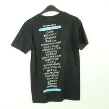 Laden Sie das Bild in den Galerie-Viewer, Vintage ED SHEERAN T-Shirt / Bandshirt Gr. S schwarz mit Print und Backprint DIVIDE TOUR (*)