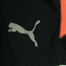 Laden Sie das Bild in den Galerie-Viewer, Vintage PUMA Sportshorts Gr. S schwarz, rote Applikation mit Logo Shorts