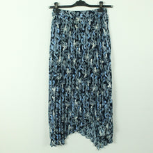 Laden Sie das Bild in den Galerie-Viewer, Second Hand CARIN WESTER Plisseerock Gr. 36 blau weiß gemustert Maxirock (*)