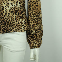 Laden Sie das Bild in den Galerie-Viewer, Second Hand GESTUZ Bluse Gr. 36 braun schwarz Animalprint  (*)