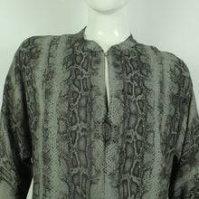 Laden Sie das Bild in den Galerie-Viewer, Second Hand DAY BIRGER ET MIKKELSEN Hemdbluse Gr. 38 grau Schlangenprint (*)