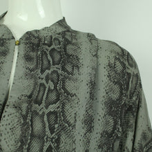 Laden Sie das Bild in den Galerie-Viewer, Second Hand DAY BIRGER ET MIKKELSEN Hemdbluse Gr. 38 grau Schlangenprint (*)
