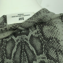 Laden Sie das Bild in den Galerie-Viewer, Second Hand DAY BIRGER ET MIKKELSEN Hemdbluse Gr. 38 grau Schlangenprint (*)