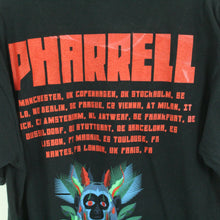 Laden Sie das Bild in den Galerie-Viewer, Vintage PHARRELL WILLIAMS T-Shirt / Bandshirt Gr. L schwarz mit Print und Backprint Tour 2014 (*)