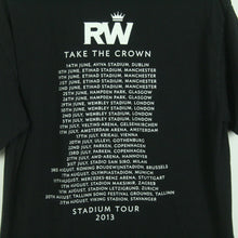 Laden Sie das Bild in den Galerie-Viewer, Vintage ROBBIE WILLIAMS T-Shirt / Bandshirt Gr. L schwarz mit Print und Backprint Tour 2013 (*)