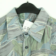 Laden Sie das Bild in den Galerie-Viewer, Vintage 90s Crazy Pattern Seidenhemd Gr. L bunt gemustert kurzarm Seide (*)