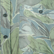 Laden Sie das Bild in den Galerie-Viewer, Vintage 90s Crazy Pattern Seidenhemd Gr. L bunt gemustert kurzarm Seide (*)