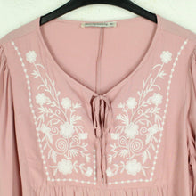 Laden Sie das Bild in den Galerie-Viewer, Second Hand RUSTTYDUSTTY Bluse Gr. XL pink geblümt bestickt (*)