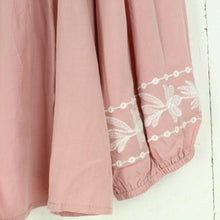 Laden Sie das Bild in den Galerie-Viewer, Second Hand RUSTTYDUSTTY Bluse Gr. XL pink geblümt bestickt (*)