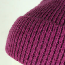 Laden Sie das Bild in den Galerie-Viewer, HG Beanie Strickmütze brombeere mit Wolle &amp; Kaschmir - Einheitsgröße NEU