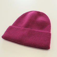 Laden Sie das Bild in den Galerie-Viewer, HG Beanie Strickmütze brombeere mit Wolle &amp; Kaschmir - Einheitsgröße NEU