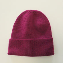Laden Sie das Bild in den Galerie-Viewer, HG Beanie Strickmütze brombeere mit Wolle &amp; Kaschmir - Einheitsgröße NEU