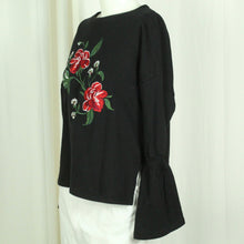 Laden Sie das Bild in den Galerie-Viewer, Second Hand MANGO Sweatshirt Gr. M schwarz Rosenprint (*)