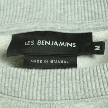 Laden Sie das Bild in den Galerie-Viewer, Second Hand LES BENJAMINS Sweatshirt Gr. M grau uni mit Print (*)