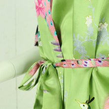 Laden Sie das Bild in den Galerie-Viewer, Vintage Kimono Gr. M grün mehrfarbig geblümt