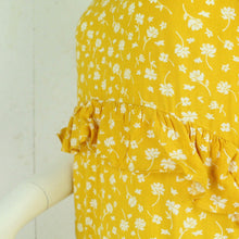 Laden Sie das Bild in den Galerie-Viewer, Second Hand PIECES Midikleid Gr. L gelb weiß geblümt Kleid (*)