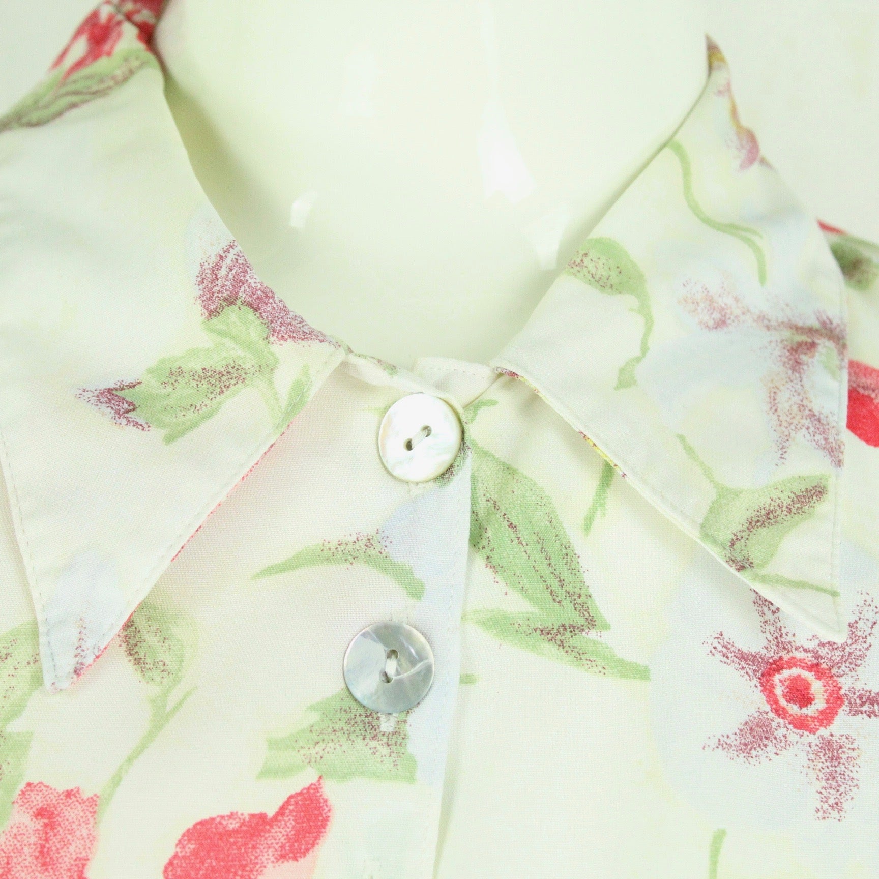 Vintage Bluse Gr. S weiß mehrfarbig geblümt kurzarm