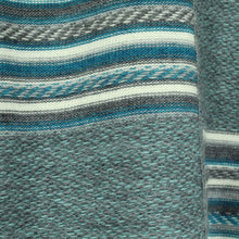 Laden Sie das Bild in den Galerie-Viewer, Vintage Pullover mit Wolle Gr. L hellblau mehrfarbig Crazy Pattern Strick