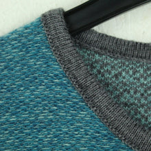 Laden Sie das Bild in den Galerie-Viewer, Vintage Pullover mit Wolle Gr. L hellblau mehrfarbig Crazy Pattern Strick