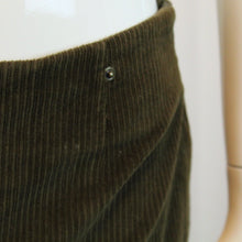 Laden Sie das Bild in den Galerie-Viewer, Second Hand HENRY COTTON´S Cordrock Gr. 42 khaki (*)