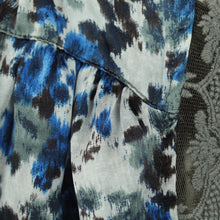 Laden Sie das Bild in den Galerie-Viewer, Second Hand SOYACONCEPT Bluse Gr. L blau mehrfarbig abstrakt geblümt (*)