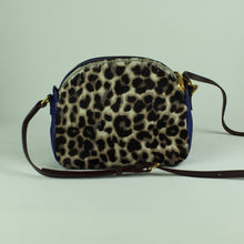 Laden Sie das Bild in den Galerie-Viewer, Second Hand MARC BY MARC JACOBS Handtasche blau mehrfarbig Cross Body (*)