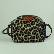 Laden Sie das Bild in den Galerie-Viewer, Second Hand MARC BY MARC JACOBS Handtasche blau mehrfarbig Cross Body (*)