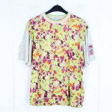 Laden Sie das Bild in den Galerie-Viewer, Vintage T-Shirt Gr. M grau bunt gemustert 90s Surfer