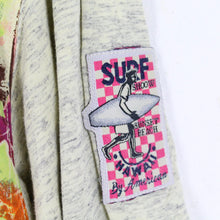 Laden Sie das Bild in den Galerie-Viewer, Vintage T-Shirt Gr. M grau bunt gemustert 90s Surfer