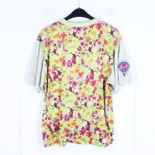 Laden Sie das Bild in den Galerie-Viewer, Vintage T-Shirt Gr. M grau bunt gemustert 90s Surfer