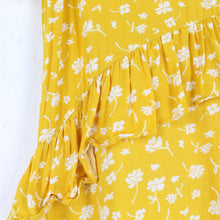Laden Sie das Bild in den Galerie-Viewer, Second Hand PIECES Kleid Gr. S gelb weiß geblümt (*)