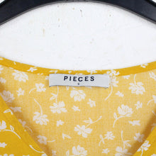 Laden Sie das Bild in den Galerie-Viewer, Second Hand PIECES Kleid Gr. S gelb weiß geblümt (*)