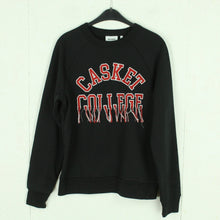 Laden Sie das Bild in den Galerie-Viewer, Second Hand WEEKDAY Sweatshirt Gr. S schwarz mit Stickerei &quot;Casket College&quot; (*)