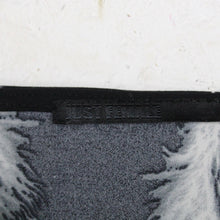 Laden Sie das Bild in den Galerie-Viewer, Second Hand JUST FEMALE Bluse Gr. S weiß schwarz grau gemustert Langarmbluse (*)