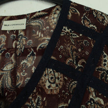 Laden Sie das Bild in den Galerie-Viewer, Second Hand MILK COPENHAGEN Kleid Gr. S braun mehrfarbig gemustert Midikleid (*)