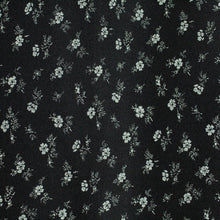 Laden Sie das Bild in den Galerie-Viewer, Vintage Seidentop Gr. M schwarz weiß geblümt Bluse Seide