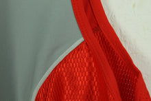 Laden Sie das Bild in den Galerie-Viewer, Second Hand NIKE Vintage Sporttop Gr. L  grau rot (*)