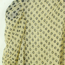 Laden Sie das Bild in den Galerie-Viewer, Second Hand PIGALLE Bluse Gr. S beige gemustert (*)
