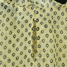 Laden Sie das Bild in den Galerie-Viewer, Second Hand PIGALLE Bluse Gr. S beige gemustert (*)