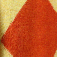 Laden Sie das Bild in den Galerie-Viewer, Vintage Pullover mit Wolle Gr. L gelb mehrfarbig Rauten Muster