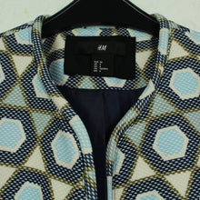 Laden Sie das Bild in den Galerie-Viewer, Second Hand H&amp;M Mantel Gr. S mehrfarbig grafisch gemustert Übergangsmantel (*)